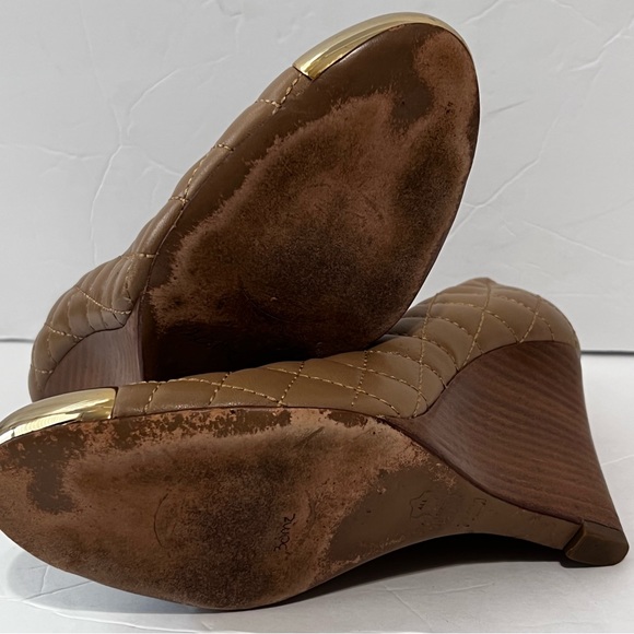 Tory Burch 7.5 Kaitlin Tan Gold Quilted Wedge Shoes - Picture 12 of 13